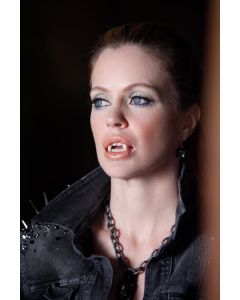 Kristen Bauer-True Blood-FANGS